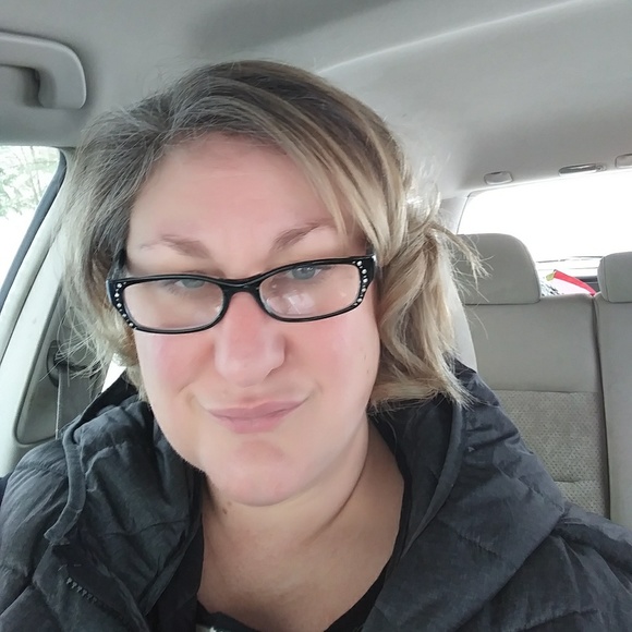 Meet your Posher, Nicole - Picture 2 of 3